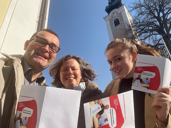 Beate Schlager-Stemmer (Mitte) bei der Wahl mit Ehemann Stefan und Tochter Helene in der Pfarre Pichl bei Wels