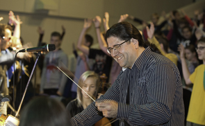 Josef Matscheko mit musikbegeisterten Kindern bei den „Pädagogischen Musikbandbreiten“. © Ulrike Matscheko