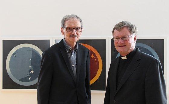 Herbert Friedl und Bischof Manfred Scheuer vor dem „Triptychon zum Sonnengesang von Franz von Assisi“