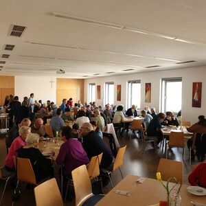 Zum beliebten Suppenessen bereiteten die kfb-Frauen heuer 25 l klare Suppe und 27 l gebundene Suppen zu.
