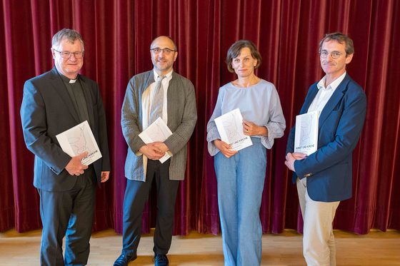 V. l.: Bischof Manfred Scheuer mit den Herausgeber:innen Hubert Nitsch, Martina Gelsinger und Andreas Kaltseis bei der Präsentation von „Kunst und Kirche. Stachel und Trost“.