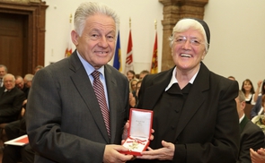 Landeshauptmann Josef Pühringer überreicht das Goldene Verdienstzeichen an Sr. Sabina Aloisia Moser