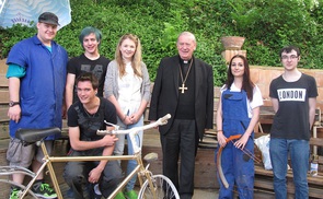 Bischof Schwarz beim Radworkshop mit Jugendlichen